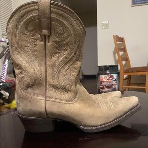 I’m selling ariat boots, 8 1/2, tan/light brownish, very good condition